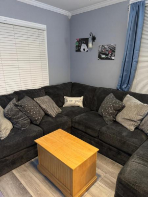 Charming 3-bedroom house next to Hollywood Casino! 1 minute from Interstate 75